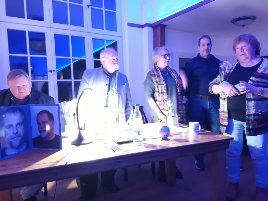 Übergabe der Spende an den Verein Wolfsträne e. V.